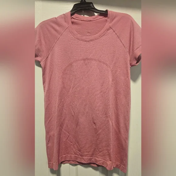 Lululemon Swiftly Tech Short Sleeve 2.0 shirt in a pink/mauve color Size 10 - Picture 8 of 8